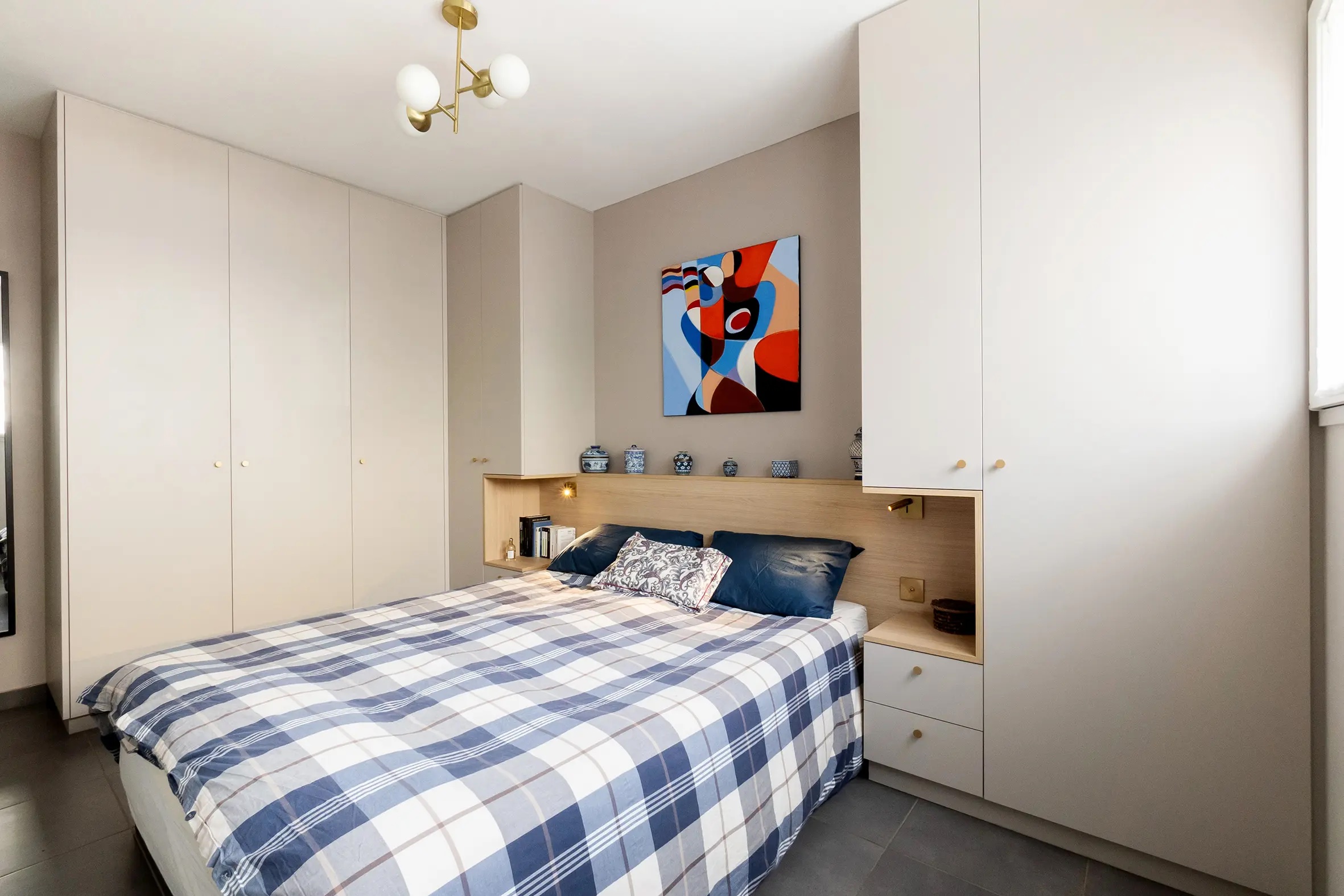 Lit-pont-dressing avec tête de lit et tables de chevet reliant les deux parties du dressing, design sobre et fonctionnel à Amiens