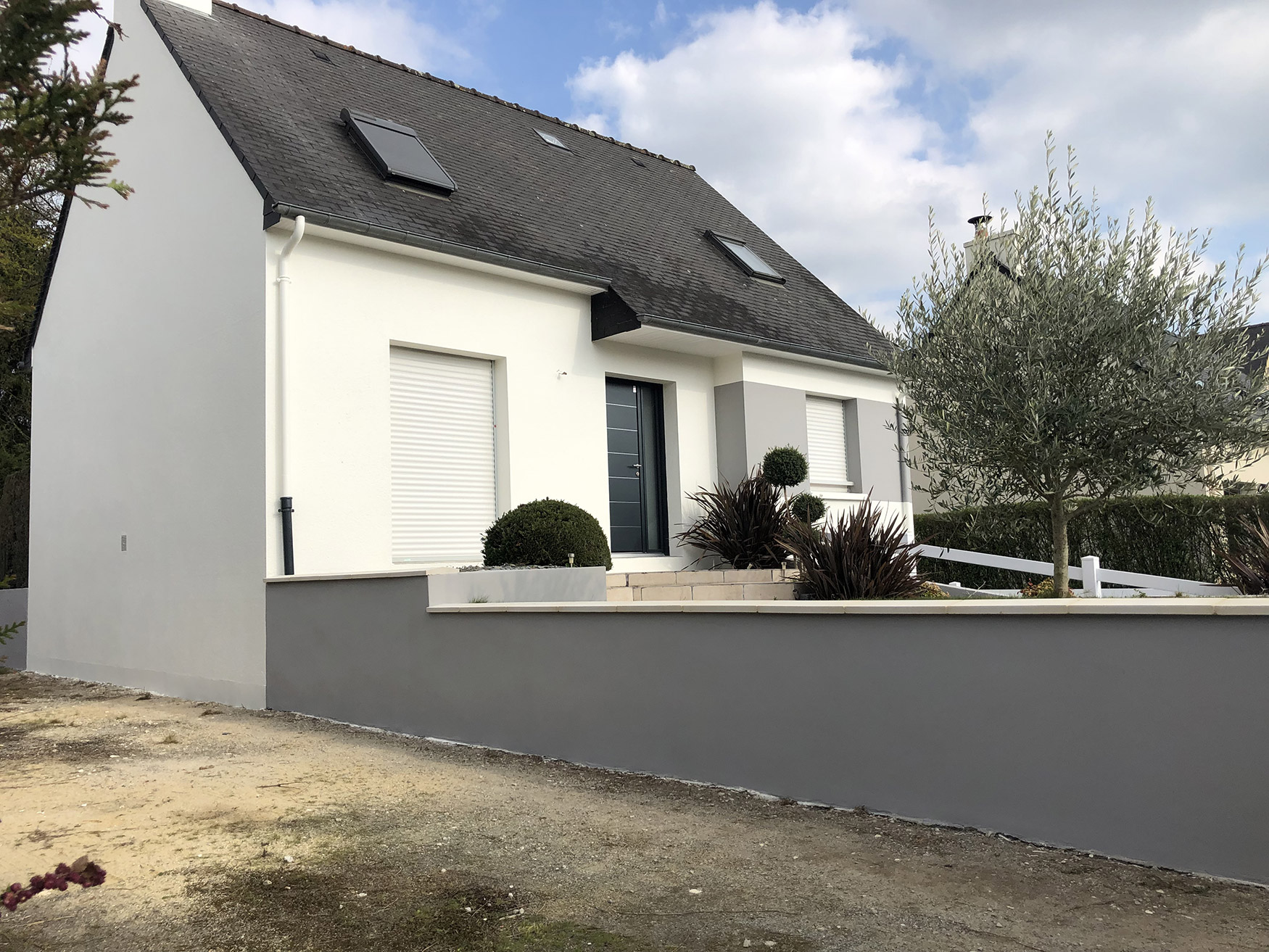 Façade d’une maison rénovée après un ravalement complet réalisé par Phénix Rénovation à Amiens